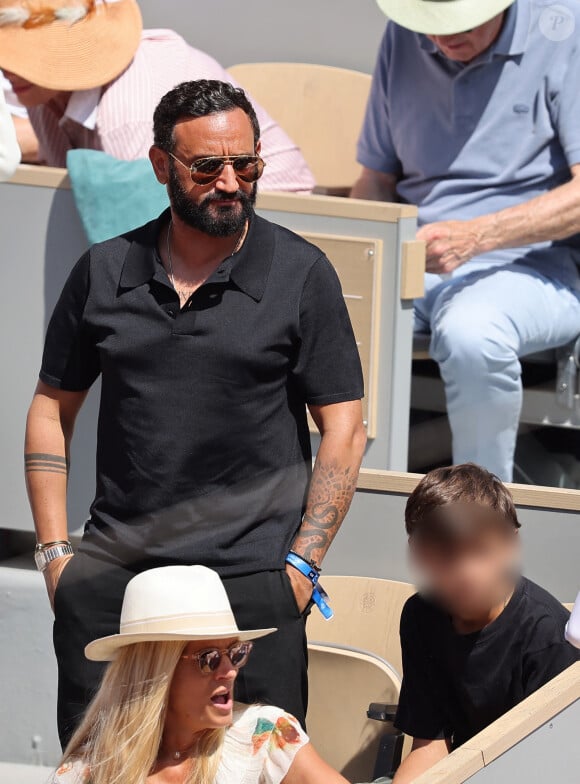 Cyril Hanouna et son fils - Célébrités dans les tribunes de la finale homme des Internationaux de France de tennis de Roland Garros 2024 à Paris le 9 juin 2024. © Jacovides-Moreau/Bestimage 