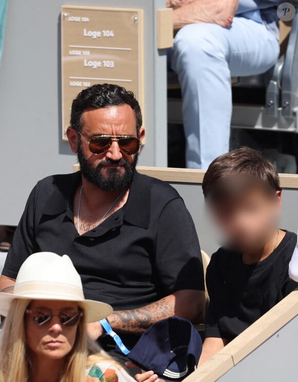 L'amoureux de tennis qu'est Cyril Hanouna n'a pas pu louper cette grande finale à laquelle il a assisté avec son fils Lino (12 ans)
Cyril Hanouna et son fils - Célébrités dans les tribunes de la finale homme des Internationaux de France de tennis de Roland Garros 2024 à Paris le 9 juin 2024. © Jacovides-Moreau/Bestimage 