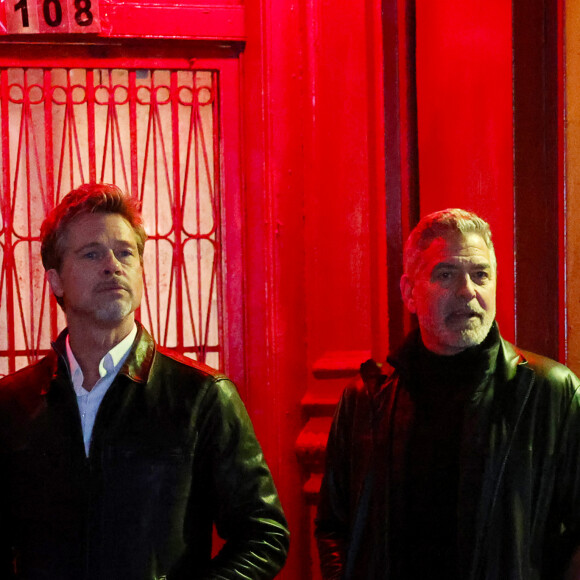 Brad Pitt et George Clooney tournent une scène du film "Wolves" dans le quartier de Chinatown à New York le 17 février 2023. 