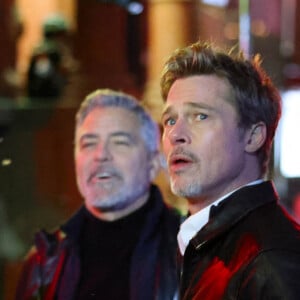 George a craqué pour la ville de Brignoles et Brad Pitt pour Correns, situées à quelques kilomètres l'une de l'autre. 
Brad Pitt et George Clooney tournent une scène du film "Wolves" dans le quartier de Chinatown à New York le 17 février 2023. 