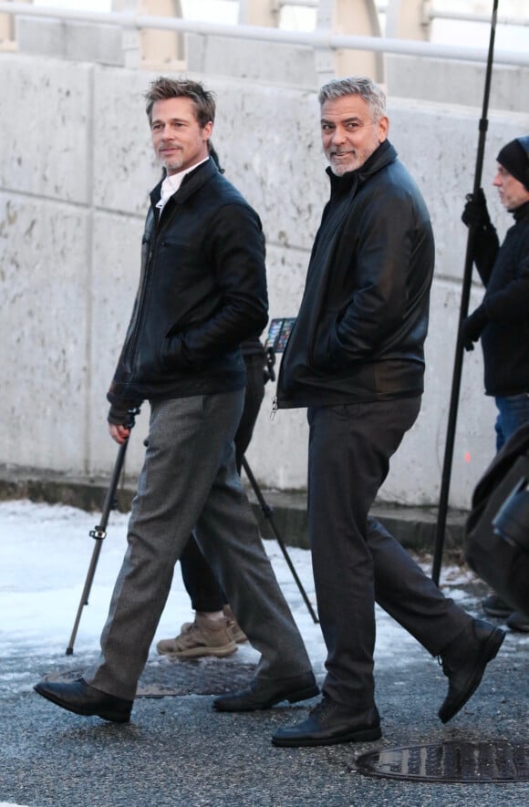 Brad Pitt et George Clooney, amis dans la vie, habitent très près l'un de l'autre dans le sud de la France.
Brad Pitt et George Clooney sur le tournage du film "Wolves" à New York. 