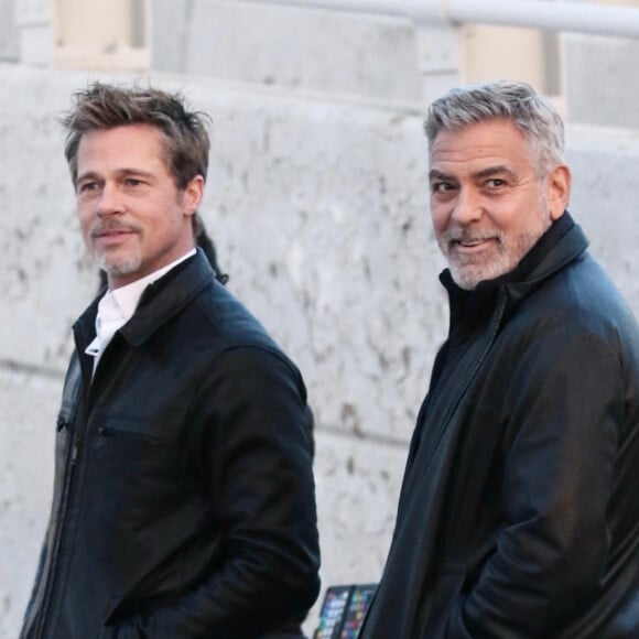 Brad Pitt et George Clooney, amis dans la vie, habitent très près l'un de l'autre dans le sud de la France.
Brad Pitt et George Clooney sur le tournage du film "Wolves" à New York. 