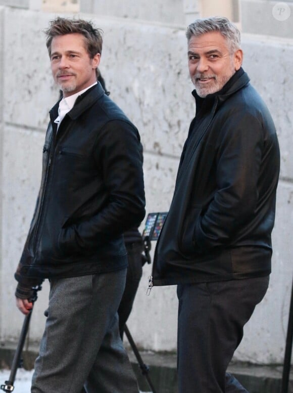 Il s'investit d'ailleurs beaucoup sur place. 
Brad Pitt et George Clooney sur le tournage du film "Wolves" à New York, le 13 février 2023. 