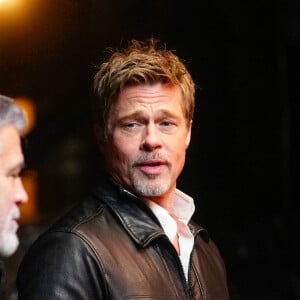 Brad Pitt et George Clooney se retrouvent sur le tournage du film "Wolves" (Apple tv) dans le quartier de Chinatown à New York, le 26 janvier 2023.