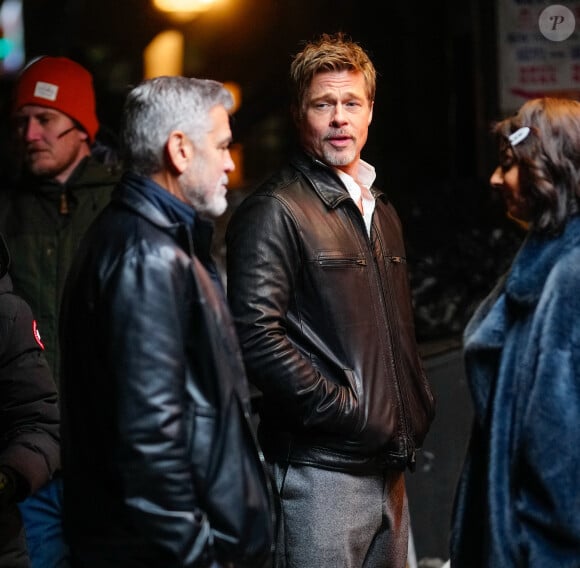 Brad Pitt et George Clooney se retrouvent sur le tournage du film "Wolves" (Apple tv) dans le quartier de Chinatown à New York, le 26 janvier 2023.