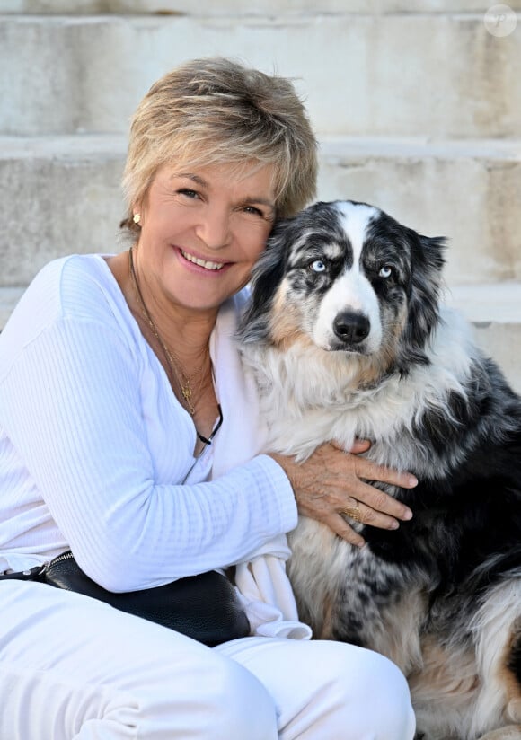 Marraine de l'événement, Véronique Jannot était très souriante. 
Véronique Jannot avec sa chienne Shila - Conférence de presse de présentation de la seconde édition des Théâtrales d'Eze à l'hôtel de la Chévre d'Or à Eze Village le 11 juin 2024. © Bruno Bebert / Bestimage