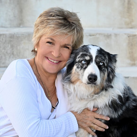 Marraine de l'événement, Véronique Jannot était très souriante. 
Véronique Jannot avec sa chienne Shila - Conférence de presse de présentation de la seconde édition des Théâtrales d'Eze à l'hôtel de la Chévre d'Or à Eze Village le 11 juin 2024. © Bruno Bebert / Bestimage