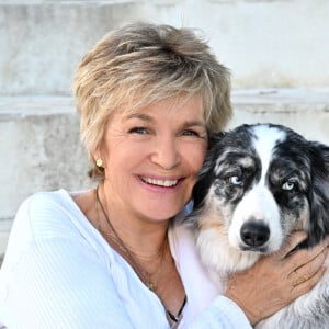 Véronique Jannot avec sa chienne Shila - Conférence de presse de présentation de la seconde édition des Théâtrales d'Eze à l'hôtel de la Chévre d'Or à Eze Village le 11 juin 2024.  © Bruno Bebert / Bestimage