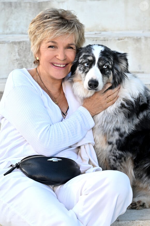 Véronique Jannot avec sa chienne Shila - Conférence de presse de présentation de la seconde édition des Théâtrales d'Eze à l'hôtel de la Chévre d'Or à Eze Village le 11 juin 2024.  © Bruno Bebert / Bestimage