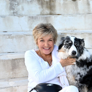 Véronique Jannot avec sa chienne Shila - Conférence de presse de présentation de la seconde édition des Théâtrales d'Eze à l'hôtel de la Chévre d'Or à Eze Village le 11 juin 2024. © Bruno Bebert / Bestimage