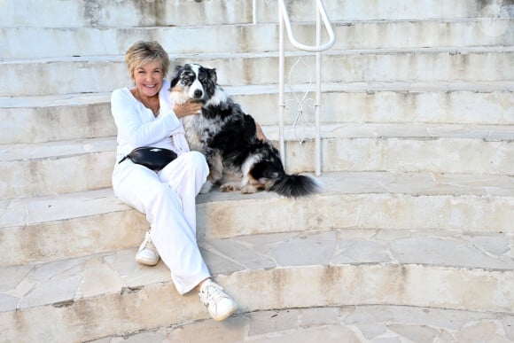 Véronique Jannot avec sa chienne Shila - Conférence de presse de présentation de la seconde édition des Théâtrales d'Eze à l'hôtel de la Chévre d'Or à Eze Village le 11 juin 2024. © Bruno Bebert / Bestimage