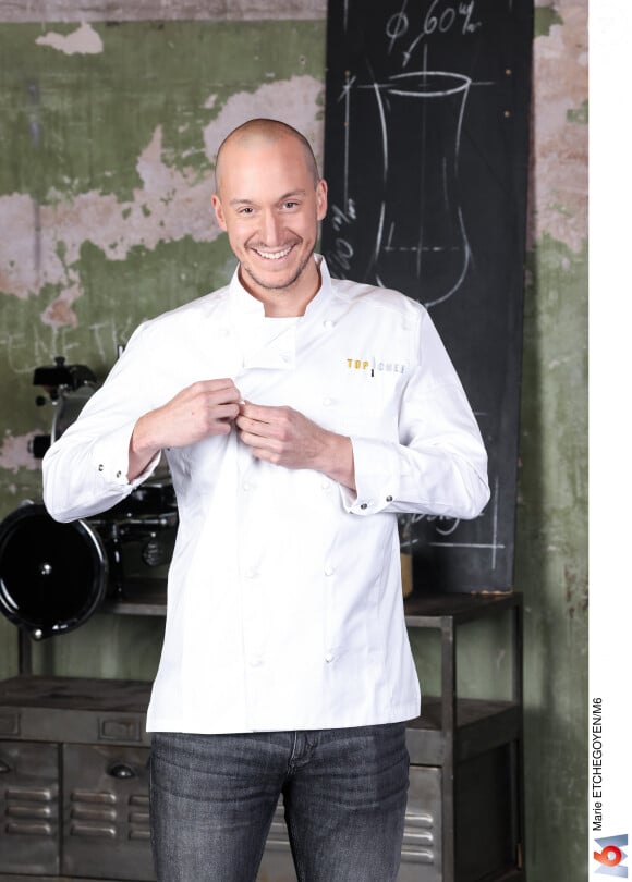 Il s'agit d'Elliott Van de Velde, vu dans la 13e saison en 2022.
Elliott Van De Velde dans "Top Chef 2022" sur M6.