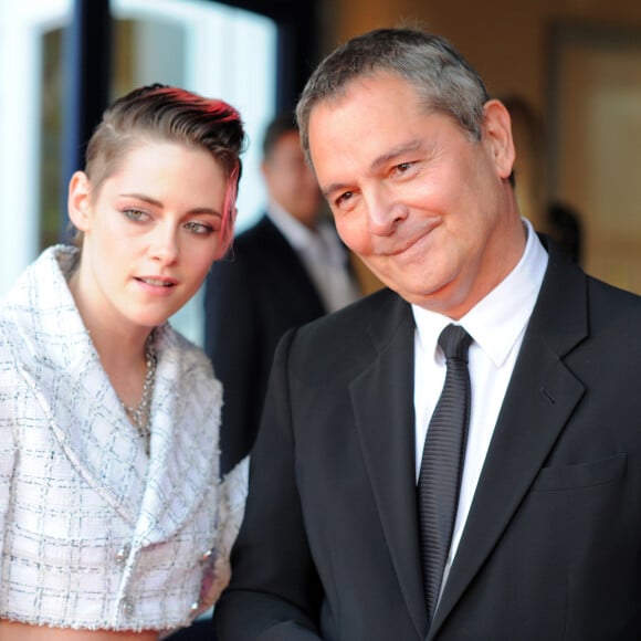 Toutefois, il "s'excuse" de son comportement "latin et malencontreux".
Kristen Stewart et Bruno Barde - Red carpet de la projection du film "Seberg" lors du 45ème Festival du Cinéma Américain de Deauville. Le 13 septembre 2019 © Stéphane Kossmann / Bestimage 