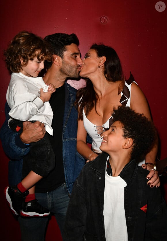 Rachel Legrain Trapani, son compagnon Valentin Leonard avec leur fils Andrea et Gianni - Backstage lors du défilé d'ouverture du salon du chocolat 2022 à Paris porte de Versailles le 27 octobre 2022. © Veeren / Pierre Perusseau / Bestimage 