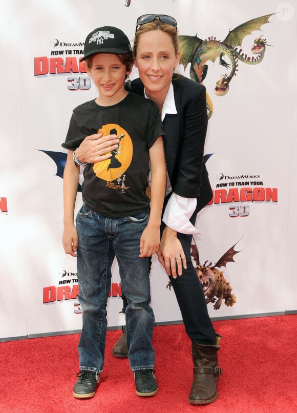 Kim Raver et son fils pour l'avant-première de "How to train a dragon" (21 mars 2010, Los Angeles)