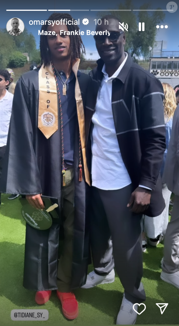 Sur les photos, on se croirait dans une série américaine avec la toge noir et les fameux chapeaux carrés.
Remise de diplôme de Tidiane Sy, en présence de ses parents Omar et Hélène aux Etats-Unis.