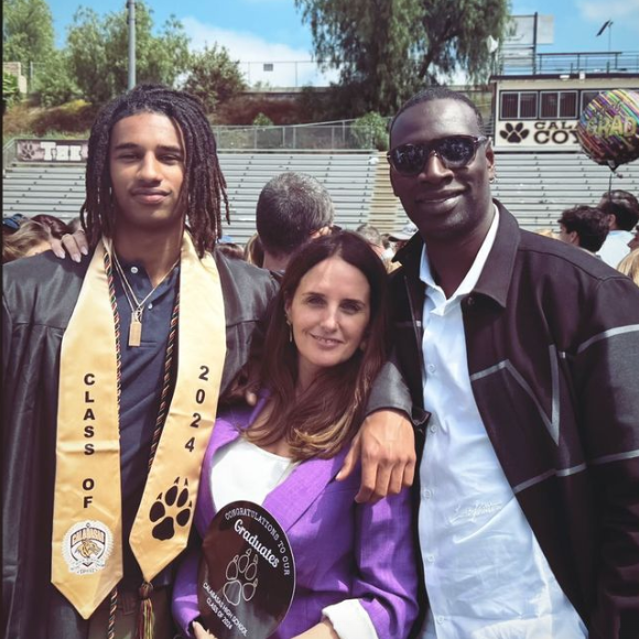 Leur fils Tidiane a été diplômé de son école à Los Angeles.
Remise de diplôme de Tidiane Sy, en présence de ses parents Omar et Hélène aux Etats-Unis.