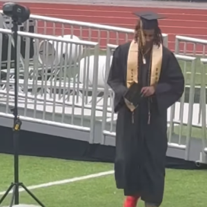 Mais Tidiane a complété sa tenue avec un accessoire particulier.
Remise de diplôme de Tidiane Sy, en présence de ses parents Omar et Hélène aux Etats-Unis.