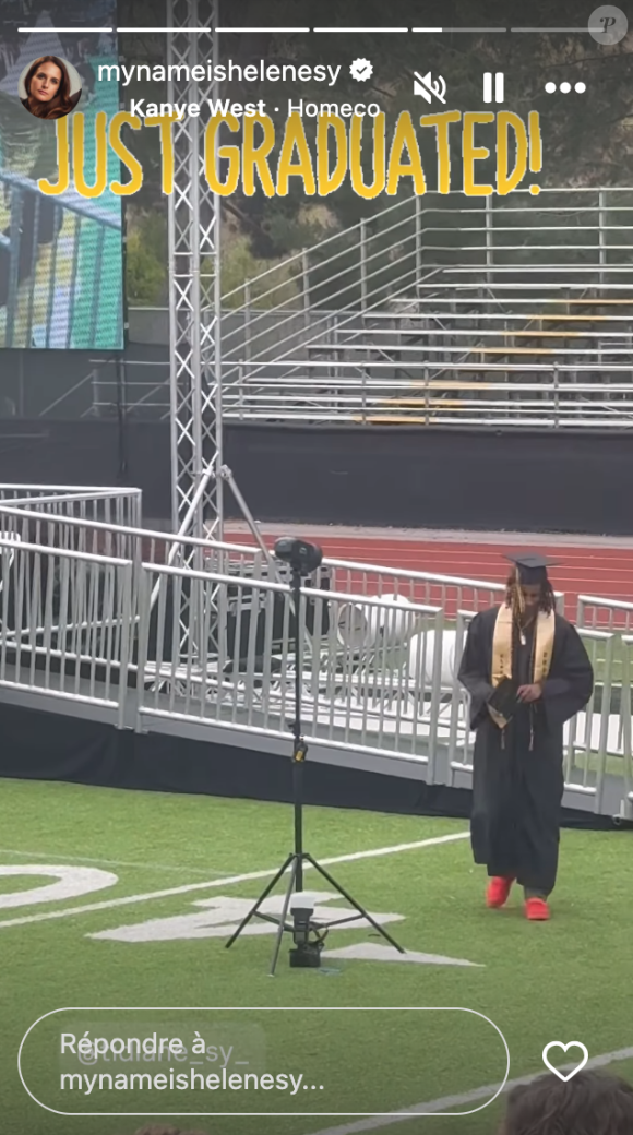 Mais Tidiane a complété sa tenue avec un accessoire particulier.
Remise de diplôme de Tidiane Sy, en présence de ses parents Omar et Hélène aux Etats-Unis.