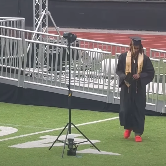 Mais Tidiane a complété sa tenue avec un accessoire particulier.
Remise de diplôme de Tidiane Sy, en présence de ses parents Omar et Hélène aux Etats-Unis.