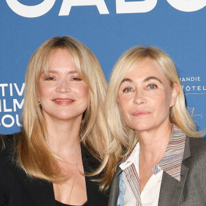 Autre style, celui d'Emmanuelle Béart qui a aussi craqué pour un ensemble veste et pantalon.
Virginie Efira et Emmanuelle Béart - 38ème festival du film de Cabourg le 13 juin 2024. Les Journées romantiques du 38ème Festival du film de Cabourg (Calvados) auront lieu du 12 au 16 juin. © Coadic Guirec/Bestimage 