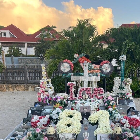 Même après sept ans, les admirateurs du chanteur continuent de l'honorer à chaque date importante.
 
La tombe de Johnny Hallyday à Lorient sur l'île de Saint-Barthélémy, fleurie à l'occasion de ses 81 ans.