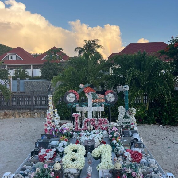 Elle n'est pas la seule à lui avoir rendu un hommage pour son anniversaire : de nombreux fans ont fleuri sa tombe à Saint-Barthélémy.
La tombe de Johnny Hallyday à Lorient sur l'île de Saint-Barthélémy, fleurie à l'occasion de ses 81 ans.