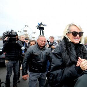 Laeticia Hallyday arrive à l'exposition Johnny Hallyday à Bruxelles, escortée par des bikers le 19 décembre 2022