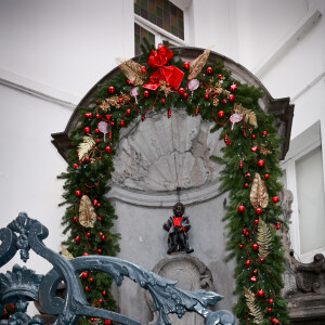 Le Manneken Pis revêt le costume de scène de Johnny Hallyday (Parc des Princes 1993) à l'occasion du 5ème anniversaire de la disparition de la star, à Bruxelles, le 5 décembre 2022.