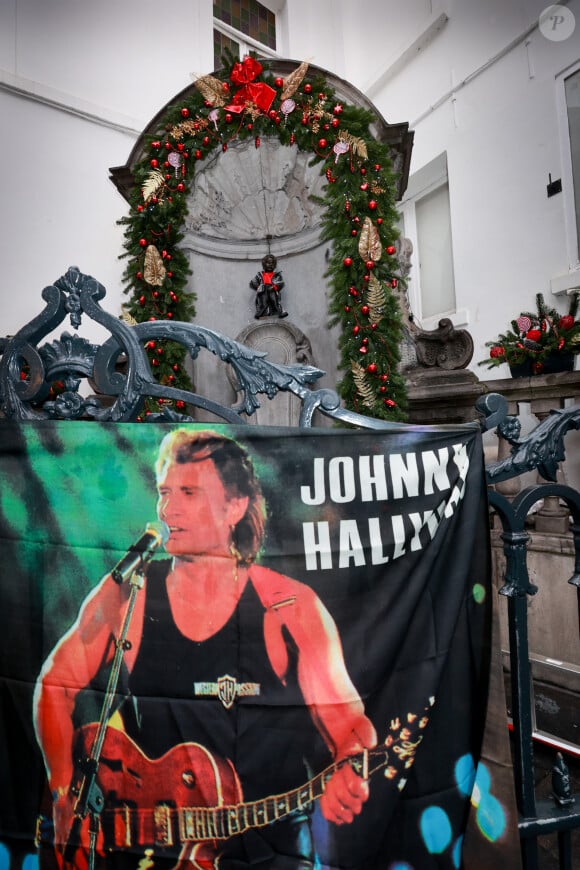 Le Manneken Pis revêt le costume de scène de Johnny Hallyday (Parc des Princes 1993) à l'occasion du 5ème anniversaire de la disparition de la star, à Bruxelles, le 5 décembre 2022.