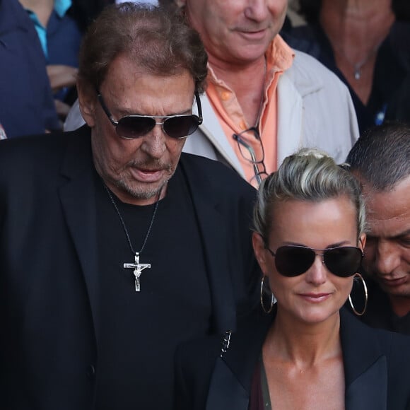 En ce jour d'anniversaire de la naissance de son mari disparu, Laetitia Hallyday, toujours très émue, a souhaité lui rendre hommage en partageant un post très touchant.
Johnny et Laeticia Hallyday lors des obsèques de Mireille Darc en l'église Saint-Sulpice à Paris