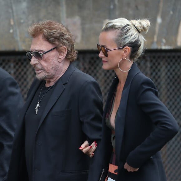 Johnny et Laeticia Hallyday lors des obsèques de Mireille Darc en l'église Saint-Sulpice à Paris. Le 1er septembre 2017 