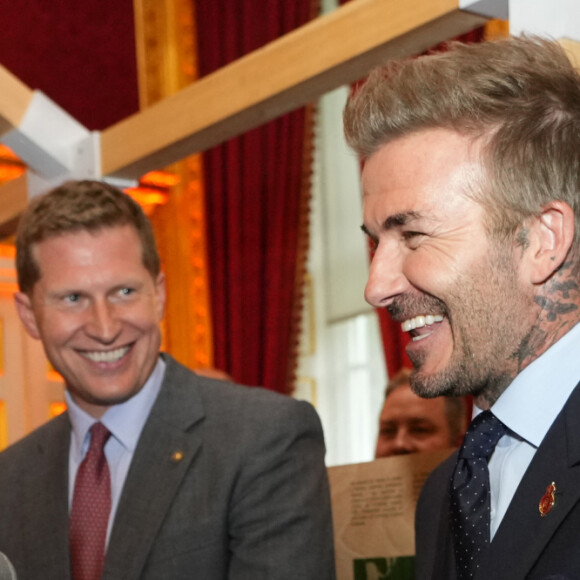 Alors que David Beckham tente d'obtenir le titre de chevalier, celui-ci pourrait bien être compromis par un livre dévoilant son passé fiscal discutable.
David Beckham et le roi Charles III lors de la cérémonie inaugurale de remise des prix de la King's Foundation au palais St James