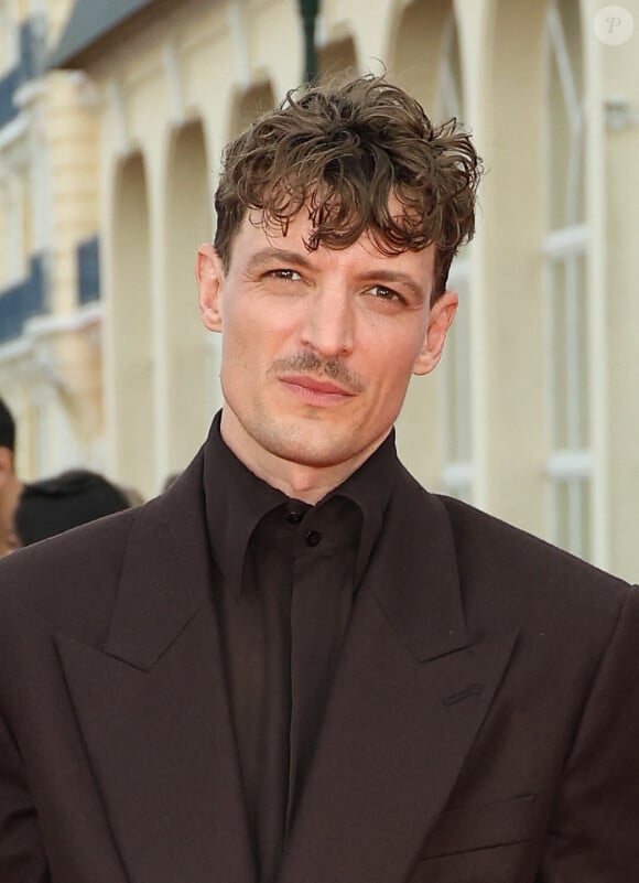 Son compagnon Niels Schneider, père de son petit Hiro, était lui aussi de la partie.
Niels Schneider sur le tapis rouge de la cérémonie de clôture du 38ème festival du film de Cabourg, le 15 juin 2024. © Coadic Guirec/Bestimage