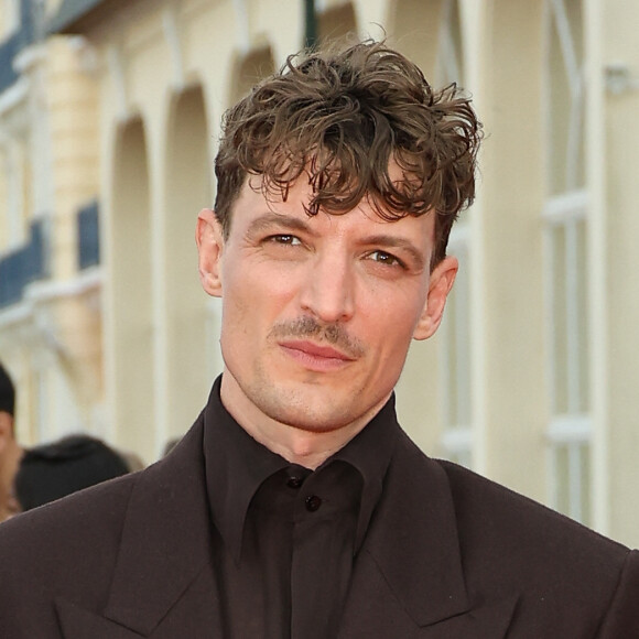 Son compagnon Niels Schneider, père de son petit Hiro, était lui aussi de la partie.
Niels Schneider sur le tapis rouge de la cérémonie de clôture du 38ème festival du film de Cabourg, le 15 juin 2024. © Coadic Guirec/Bestimage