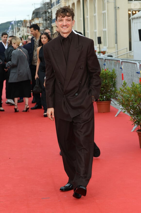 Niels Schneider sur le tapis rouge de la cérémonie de clôture du 38ème festival du film de Cabourg, le 15 juin 2024. © Coadic Guirec/Bestimage