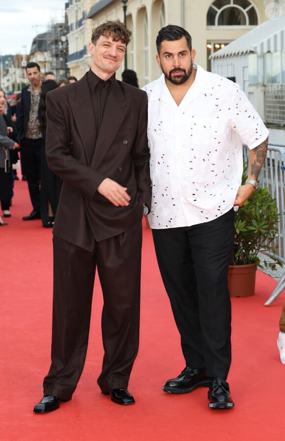 Niels Schneider et Artus sur le tapis rouge de la cérémonie de clôture du 38ème festival du film de Cabourg, le 15 juin 2024. © Coadic Guirec/Bestimage