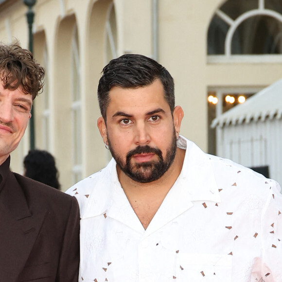 Niels Schneider et Artus sur le tapis rouge de la cérémonie de clôture du 38ème festival du film de Cabourg, le 15 juin 2024. © Coadic Guirec/Bestimage