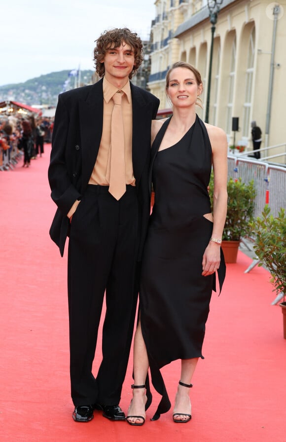 Vassili Schneider et Adèle Simphal sur le tapis rouge de la cérémonie de clôture du 38ème festival du film de Cabourg, le 15 juin 2024. © Coadic Guirec/Bestimage