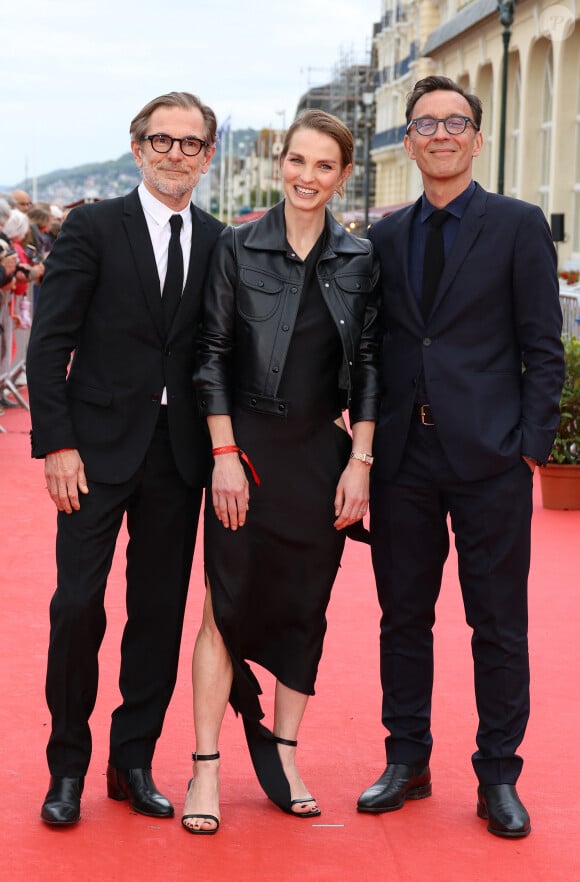 Matthieu Delaporte, Adèle Simphal et Alexandre de La Patellière sur le tapis rouge de la cérémonie de clôture du 38ème festival du film de Cabourg, le 15 juin 2024. © Coadic Guirec/Bestimage