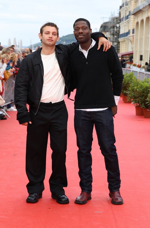 Théo Cholpi et Erwan Kepoa Falé sur le tapis rouge de la cérémonie de clôture du 38ème festival du film de Cabourg, le 15 juin 2024. © Coadic Guirec/Bestimage