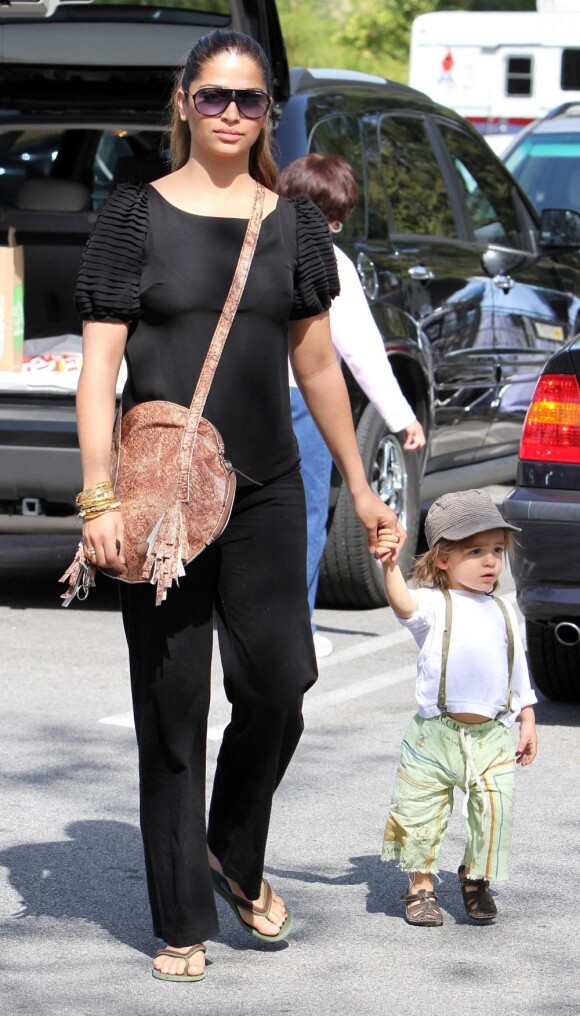Camila Alves prend soin de son fils Levi en faisant quelques courses au whole Foods Market pendant que Matthew s'occupe de la petite Vida à la maison le 20 mars 2010