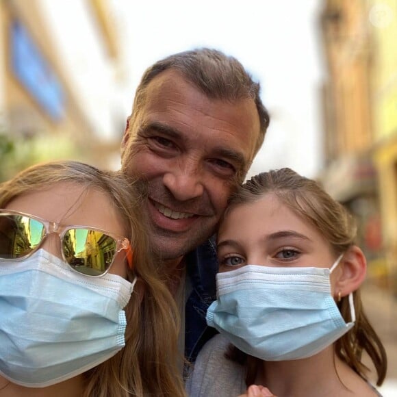 Ils forment ainsi à quatre une adorable petite famille.
Cécile Bois et Jean-Pierre Michaël dévoilent des photos de leurs filles sur Instagram