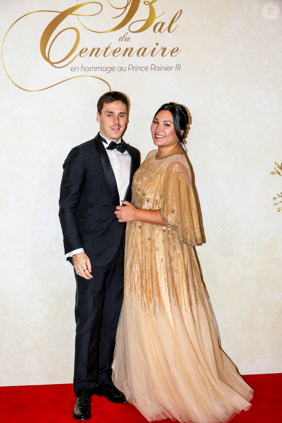 Lors de la première grossesse, le couple avait également joué sur le mystère.
Louis Ducruet et sa femme Marie Ducruet au photocall du Bal du Centenaire en hommage au Prince Rainier III à l'atrium du Casino de Monte-Carlo à Monaco, le 20 octobre 2023. © Jean-Charles Vinaj/Pool Monaco/Bestimage