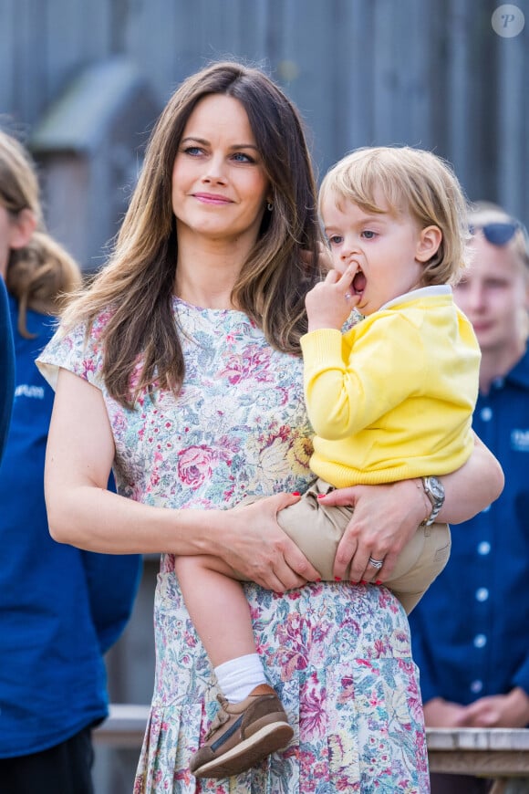 La princesse Sofia de Suède et son fils le prince Julian lors de l'inauguration de l'aire de jeux naturelle du Prince Julian dans la réserve naturelle Getterön à Varberg. Le 17 juin 2024