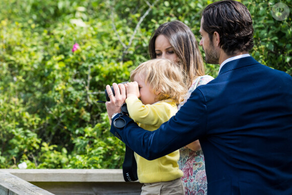 Et il peut clairement faire de l'ombre à Louis. Il l'a prouvé au cours de l'inauguration d'une aire de jeux à son nom. Il a dégainé les jumelles pour bien observer le paysage
Le prince Carl Philip, la princesse Sofia et leur fils le prince Julian de Suède lors de l'inauguration de l'aire de jeux naturelle du Prince Julian dans la réserve naturelle Getterön à Varberg. Le 17 juin 2024 