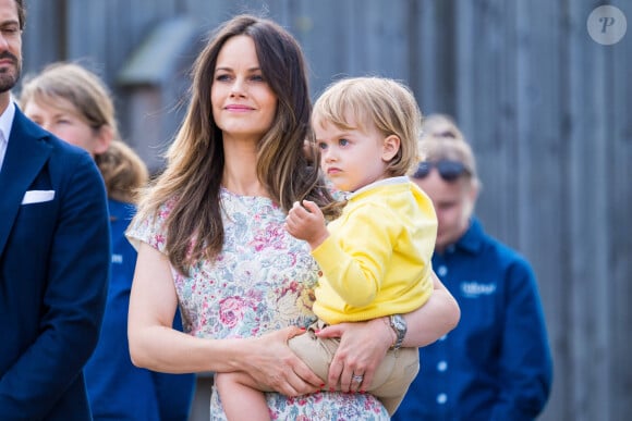 La princesse Sofia, le prince Julian de Suède lors de l'inauguration de l’aire de jeux naturelle du Prince Julian dans la réserve naturelle Getterön à Varberg. Le 17 juin 2024  