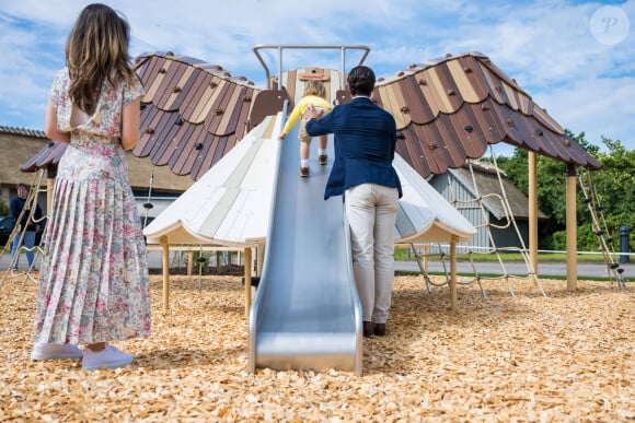 Le prince Carl Philip, la princesse Sofia et leur fils le prince Julian de Suède lors de l'inauguration de l’aire de jeux naturelle du Prince Julian dans la réserve naturelle Getterön à Varberg. Le 17 juin 2024  