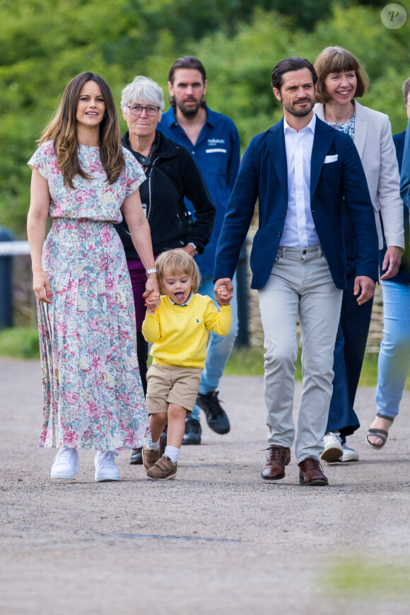 Le prince Carl Philip, la princesse Sofia et leur fils le prince Julian de Suède lors de l'inauguration de l’aire de jeux naturelle du Prince Julian dans la réserve naturelle Getterön à Varberg. Le 17 juin 2024  