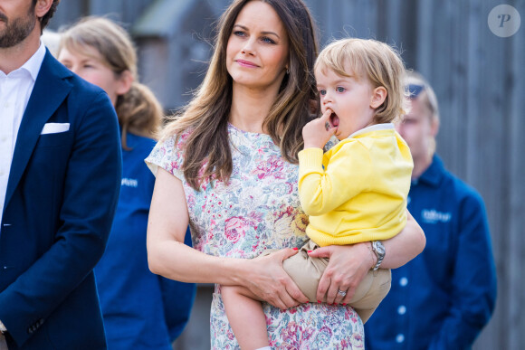 La princesse Sofia, le prince Julian de Suède lors de l'inauguration de l’aire de jeux naturelle du Prince Julian dans la réserve naturelle Getterön à Varberg. Le 17 juin 2024  